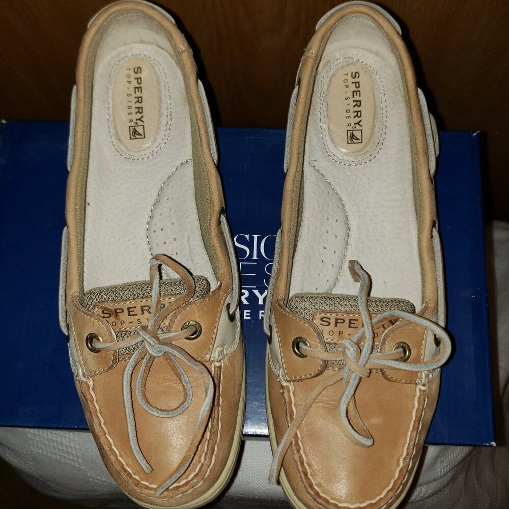 Women used boat shoes